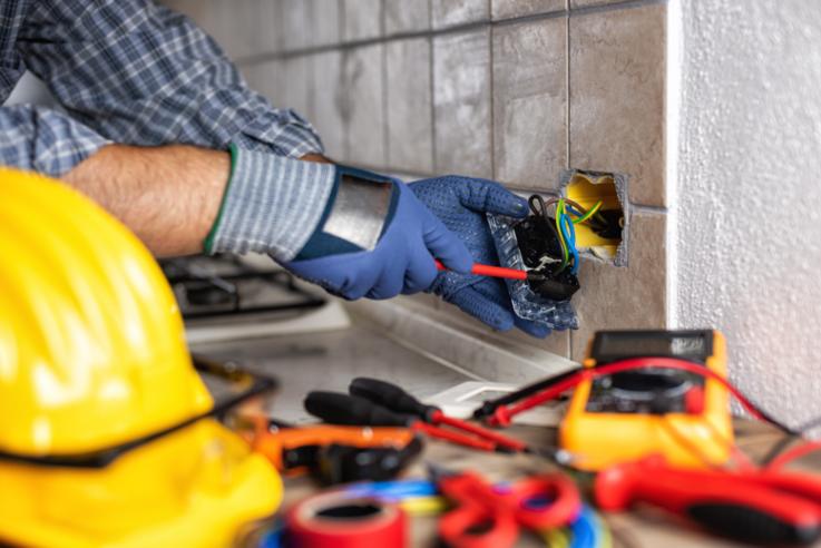 Řemeslník při zapojování elektroinstalace